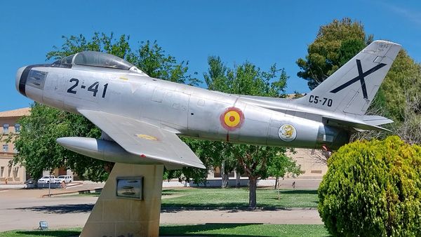 Monumento al Sabre en la Base Aérea de Zaragoza.  El C5-70 realizó el último vuelo sobre España el 7 de diciembre de 1972. 
    Fuente: Museo del Aire
