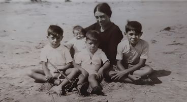 Ignacio, Santiago, Javier María,  Dña. Vicenta y Jesús María