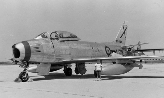 Un servidor al pie de un F86 en 1960