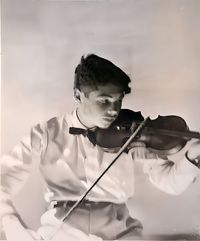 Santiago Iraola tocando el violín